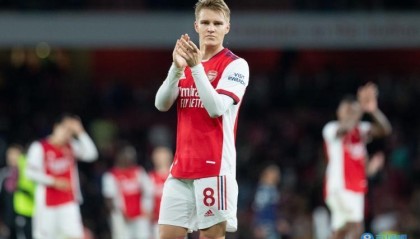  阿森纳防线失误造致命失球  