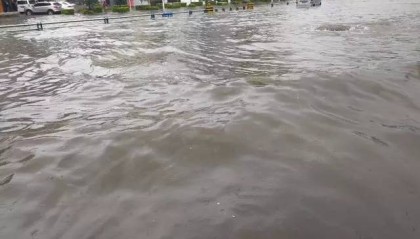  里尔vs马赛延期，暴雨导致场地严重积水  