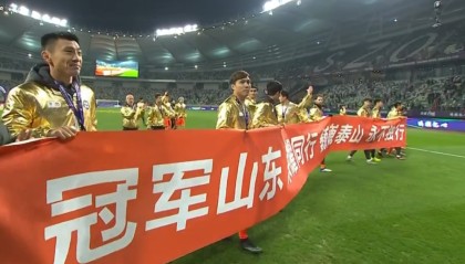  波鸿球迷横幅抗议俱乐部管理层  