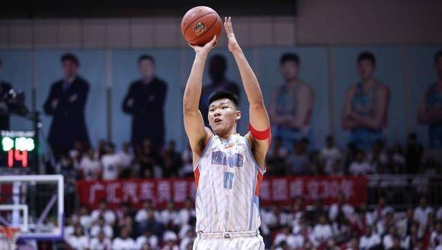  马奎尔枯坐板凳，曼联后防重组迫在眉睫  